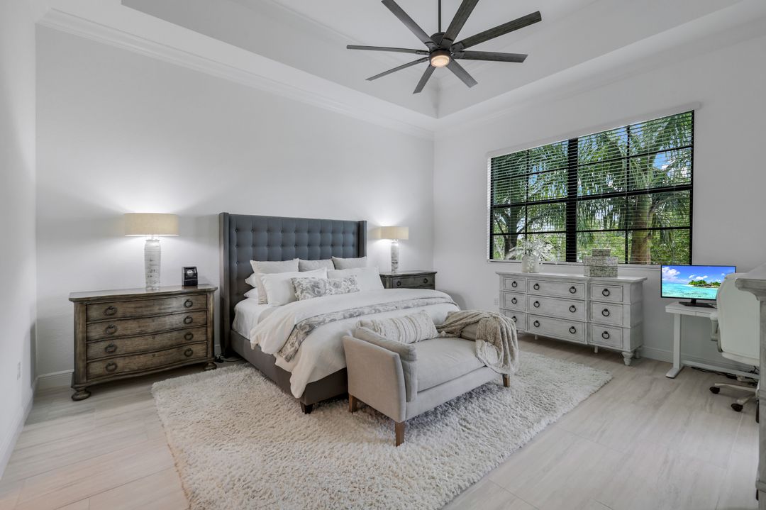2472 Breakwater Wy #11-202, Naples, FL 34112