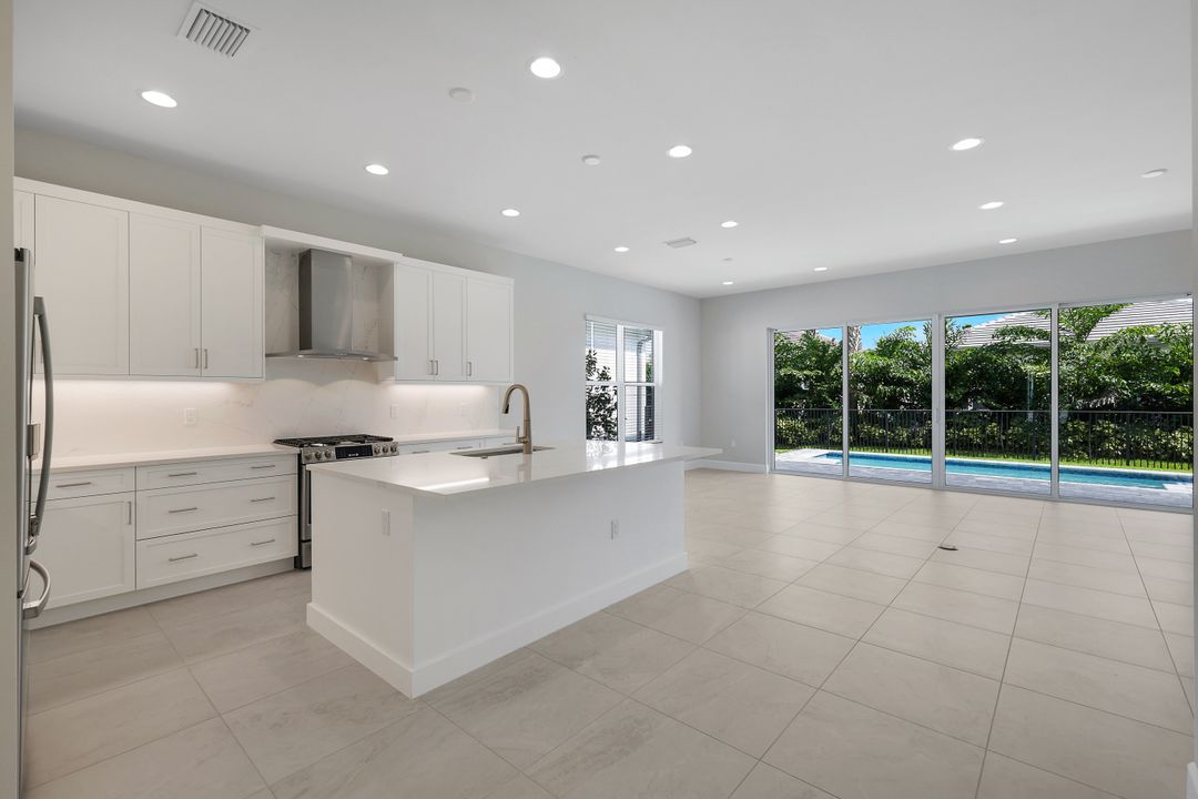 2741 Durham Cir, Naples, FL 34112