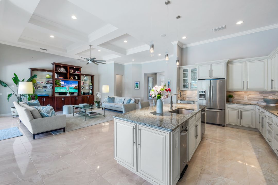 9052 Graphite Cir, Naples, FL 34120