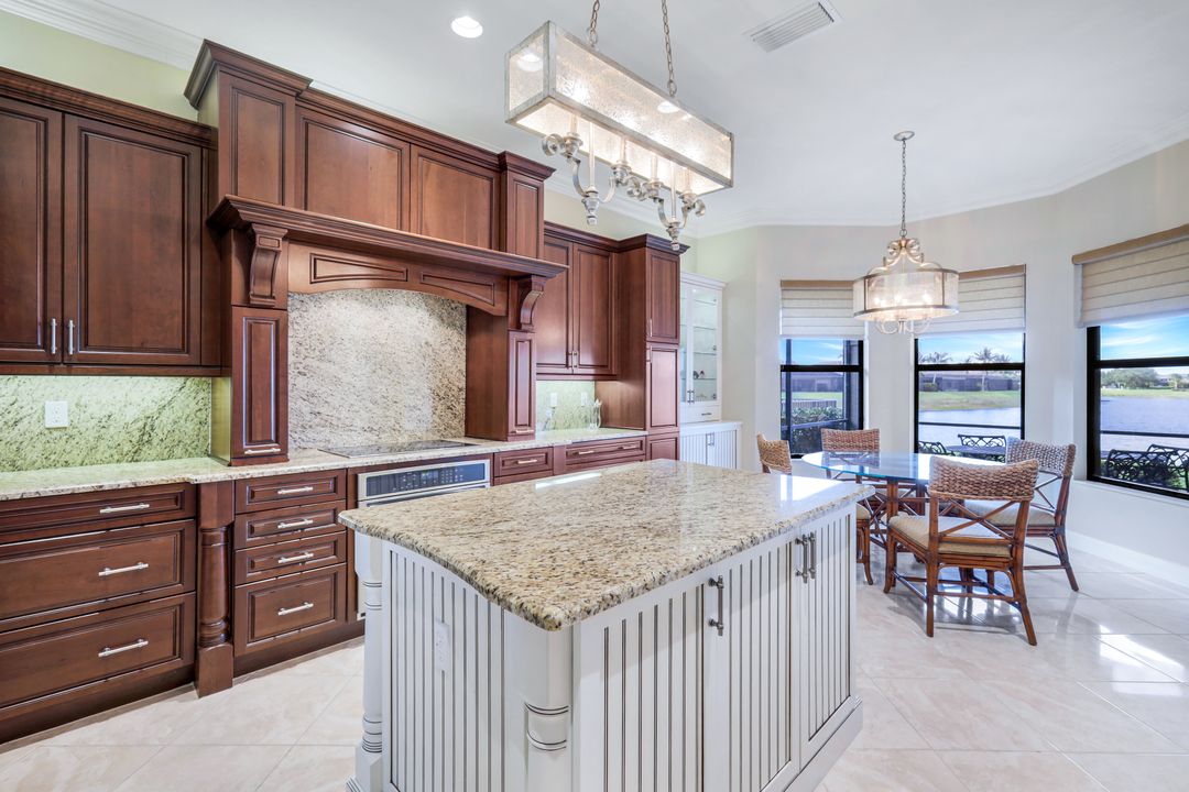 2915 Cinnamon Bay Cir, Naples, FL 34119