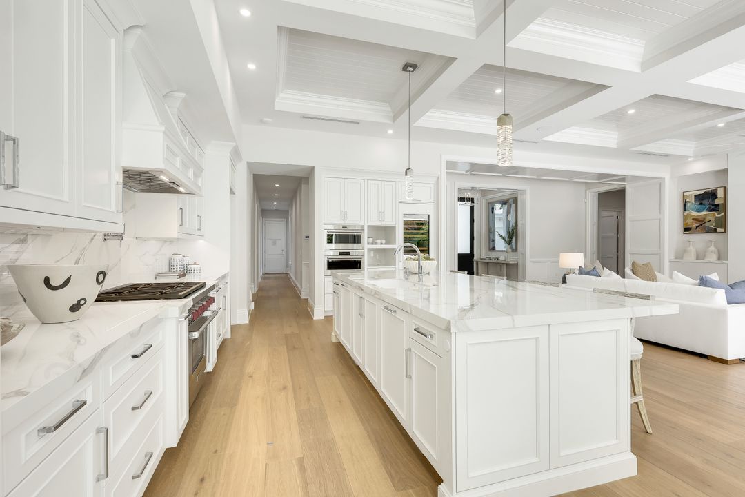 726 Riviera Dr, Naples, FL 34103