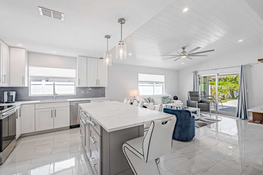 558 98th Ave N, Naples, FL 34108