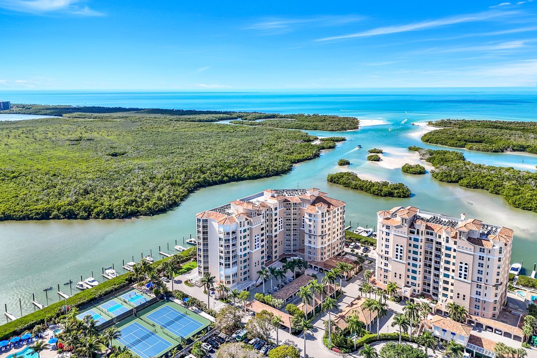 425 Dockside Dr #10, Naples, FL 34110