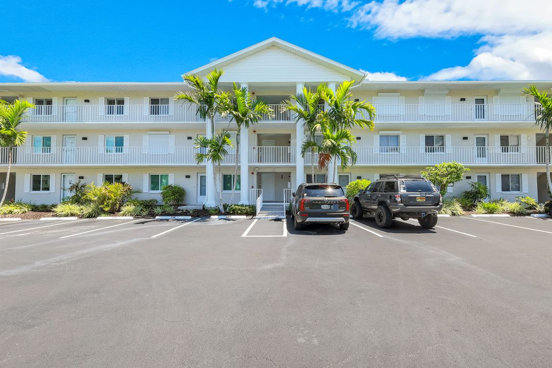 3051 Sandpiper Bay Cir #304, Naples, FL 34112