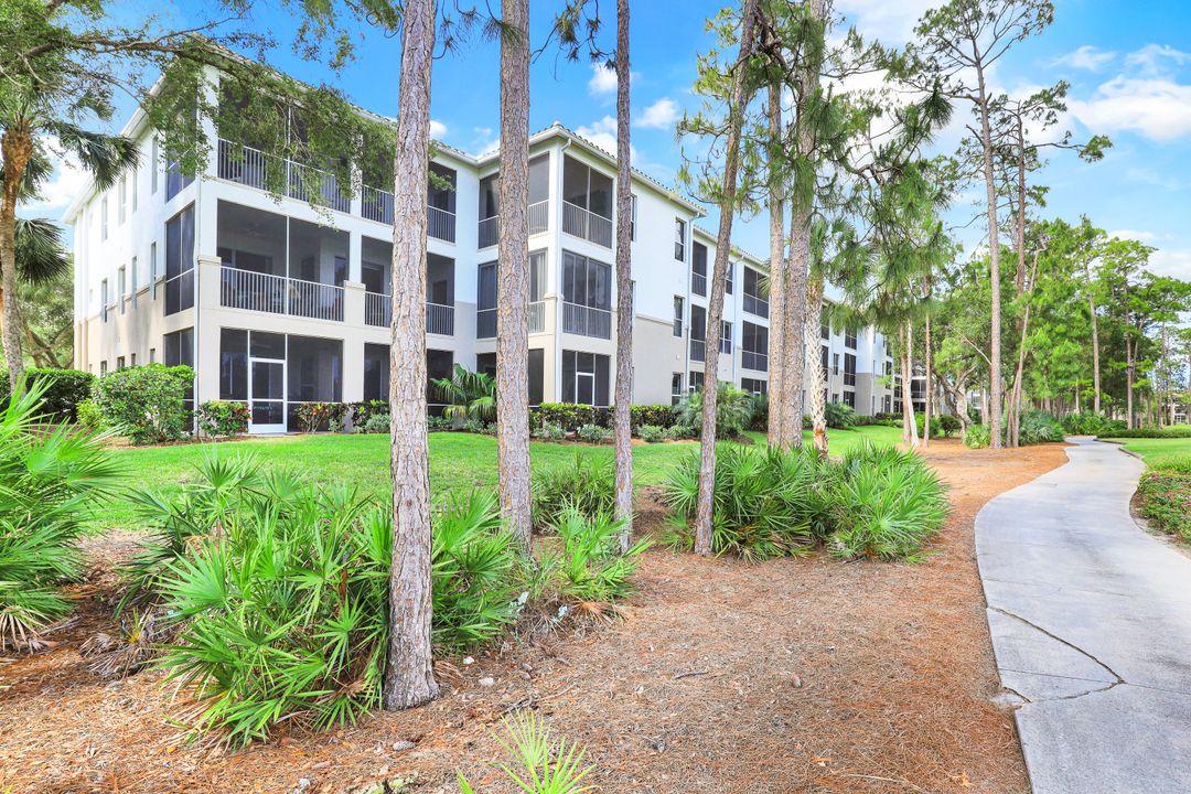 8223 Parkstone Pl #304, Naples, FL 34120