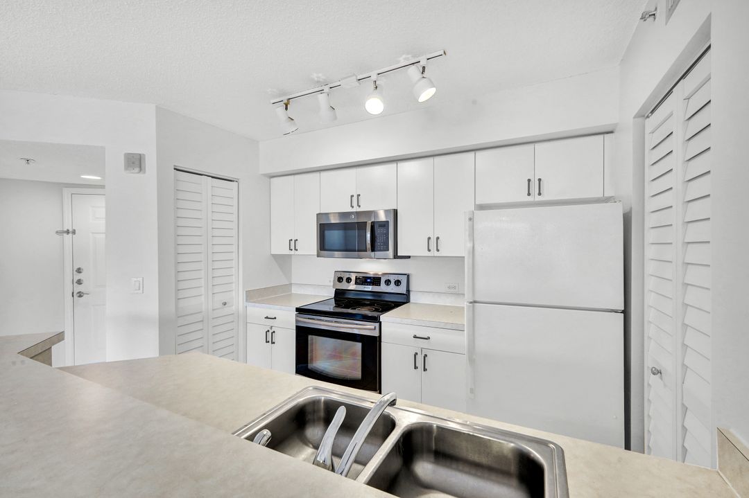 8880 Colonnades Ct W #427, Bonita Springs, FL 34135