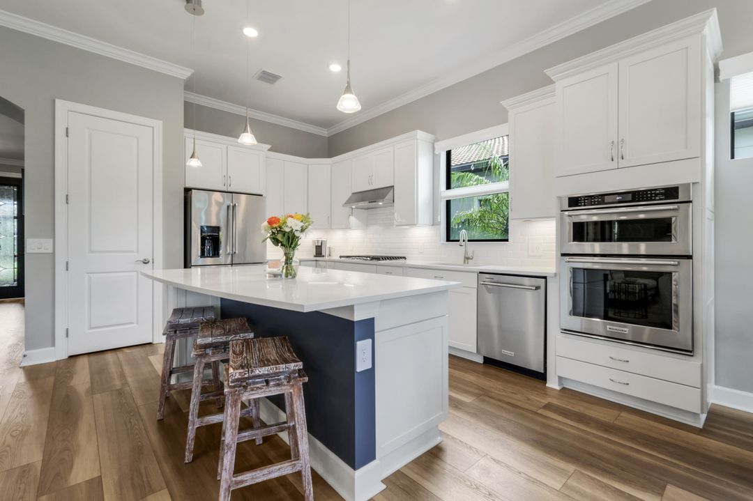 9721 Everglades Dr, Naples, FL 34120