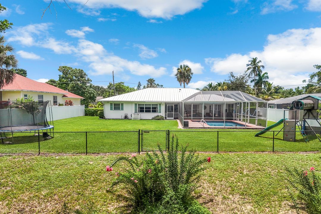539 Cypress Way E, Naples, FL 34110