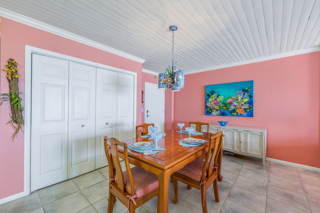 1977 Gulf Shore Blvd N #303, Naples, FL 34102