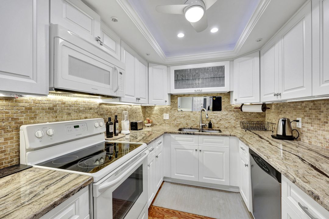955 Palm View Dr #307, Naples, FL 34110
