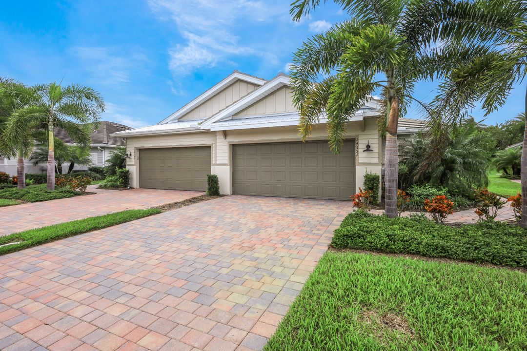 14551 Edgewater Cir, Naples, FL 34114
