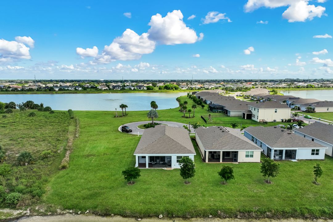 950 Stonewater Lk Ter, Cape Coral, FL 33993