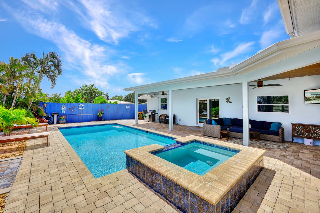 2631 Riverview Dr, Naples, FL 34112