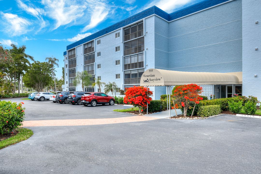 555 Park Shore Dr #412, Naples, FL 34103