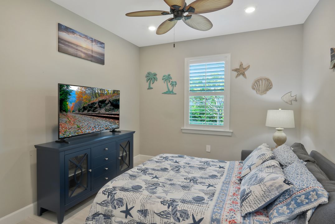 9640 Everglades Dr, Naples, FL 34120