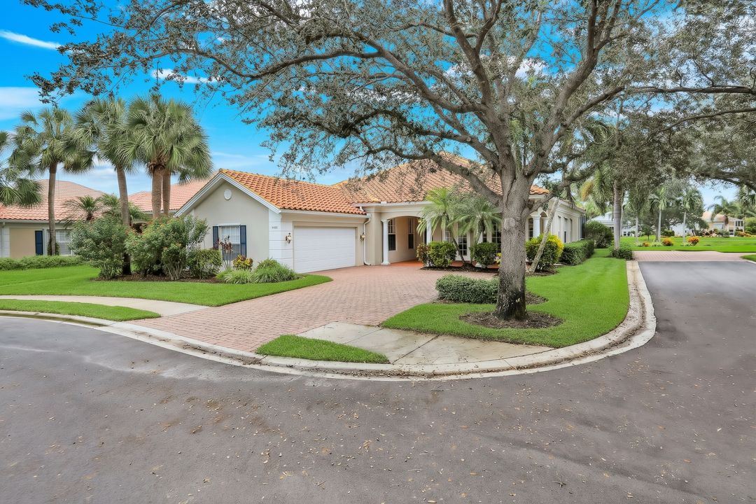 4362 Queen Elizabeth Way, Naples, FL 34119
