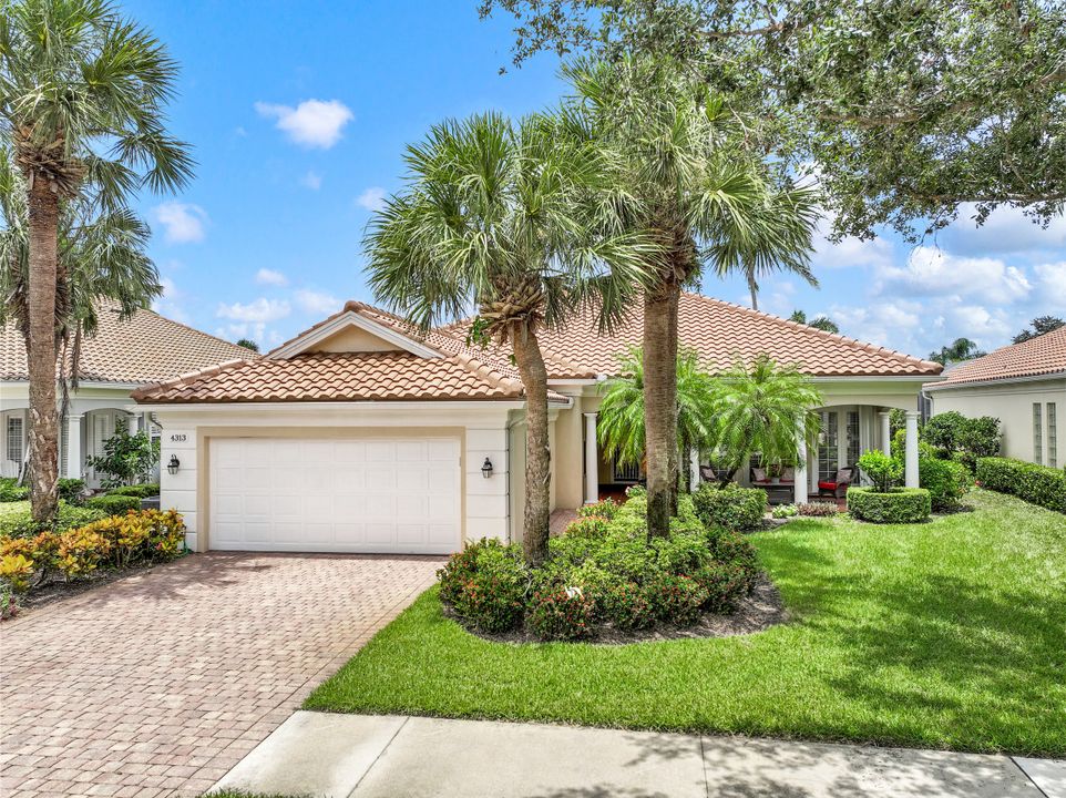 4313 Queen Elizabeth Way, Naples, FL 34119