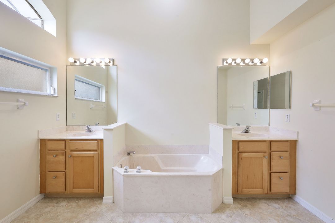 6654 Castlelawn Pl, Naples, FL 34113