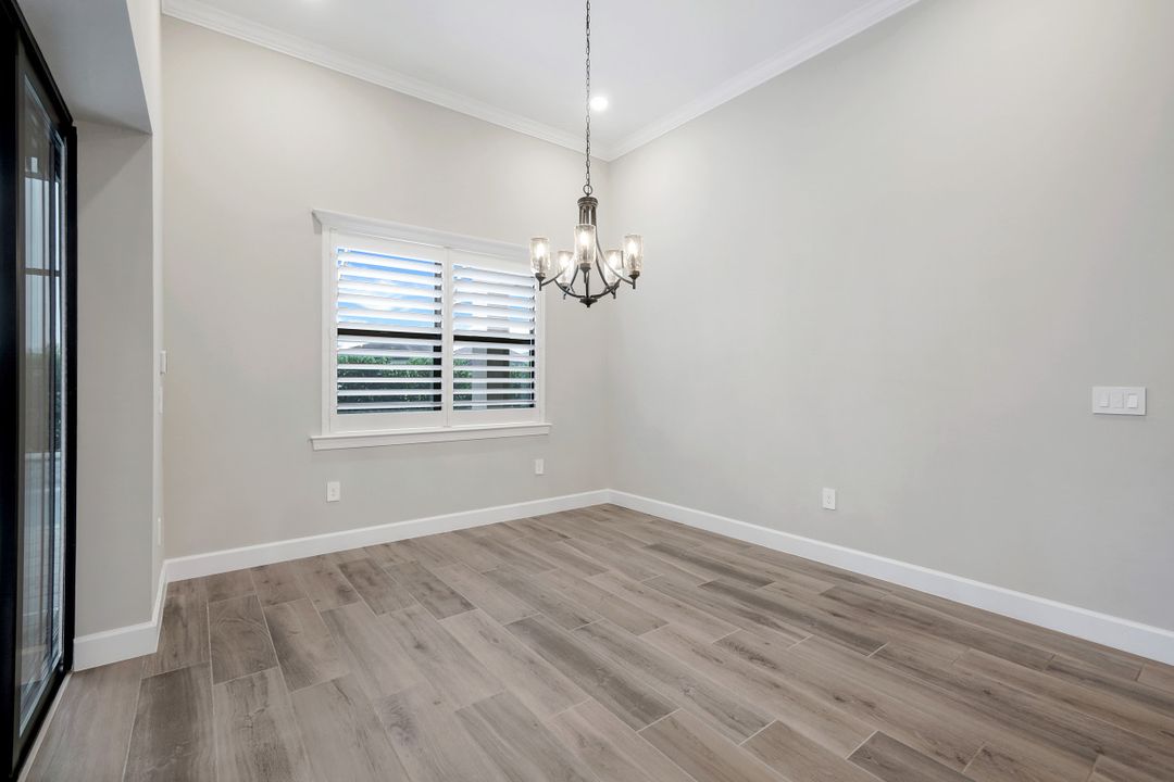 9554 Everglades Dr, Naples, FL 34120