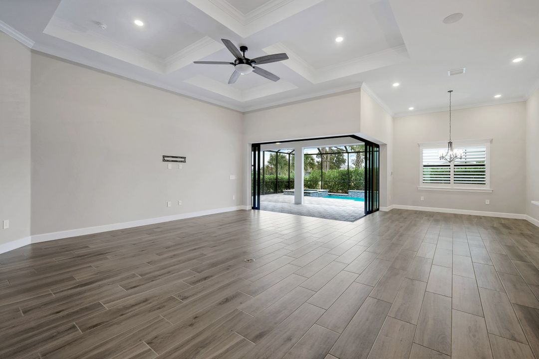 9554 Everglades Dr, Naples, FL 34120
