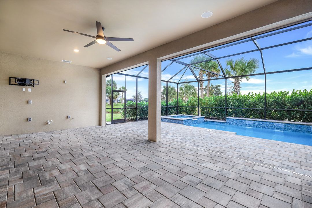9554 Everglades Dr, Naples, FL 34120