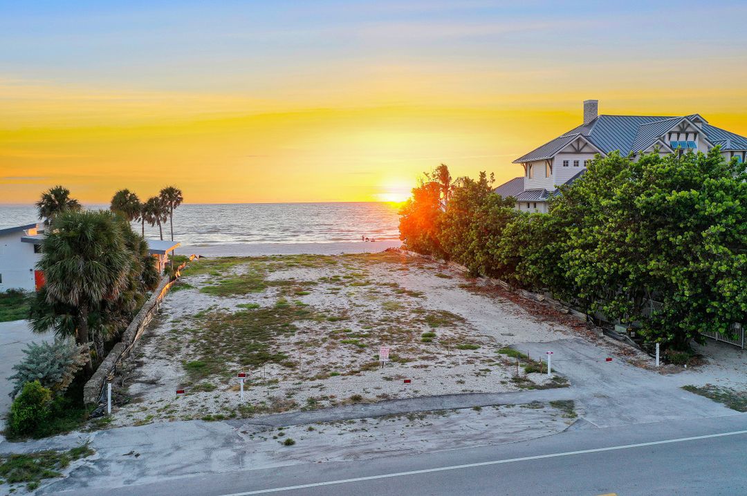 10047 Gulf Shore Dr, Naples, FL 34108