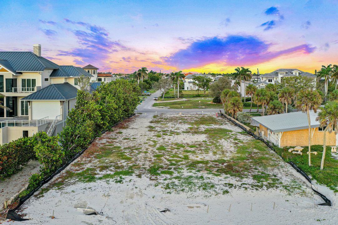 10047 Gulf Shore Dr, Naples, FL 34108