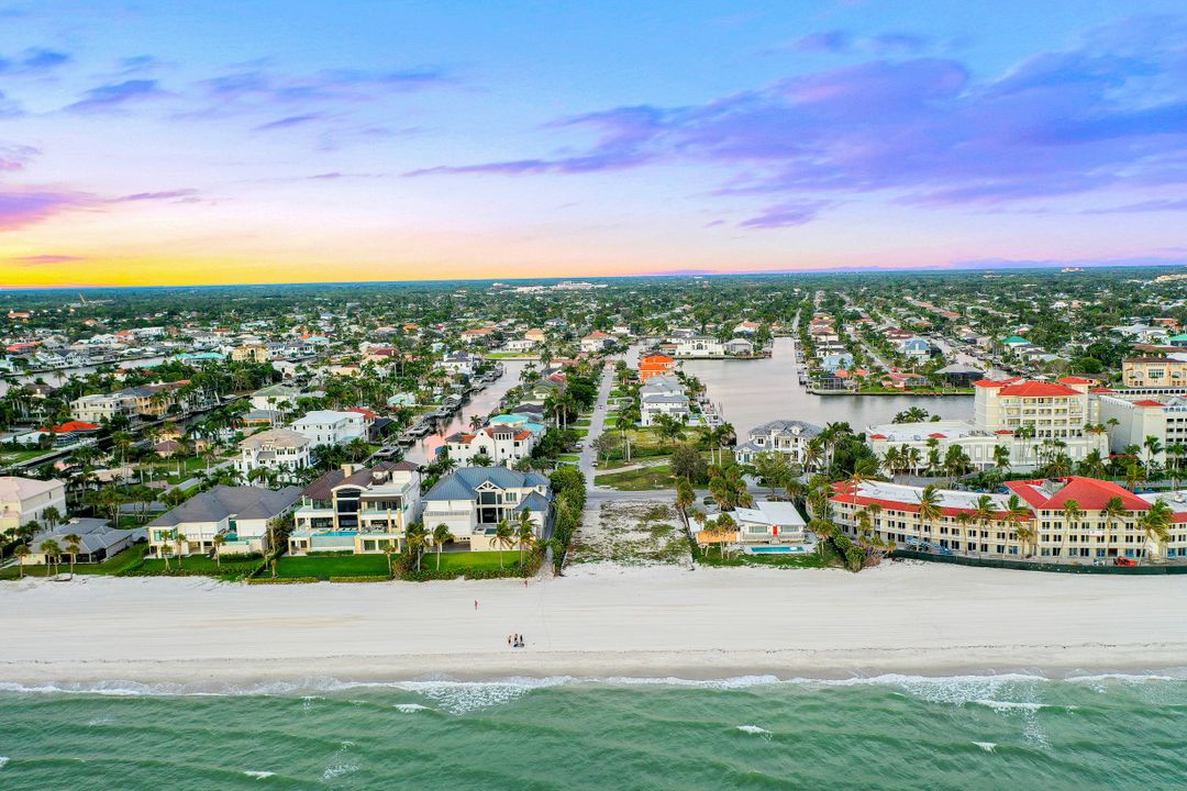 10047 Gulf Shore Dr, Naples, FL 34108