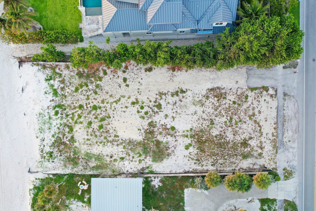 10047 Gulf Shore Dr, Naples, FL 34108