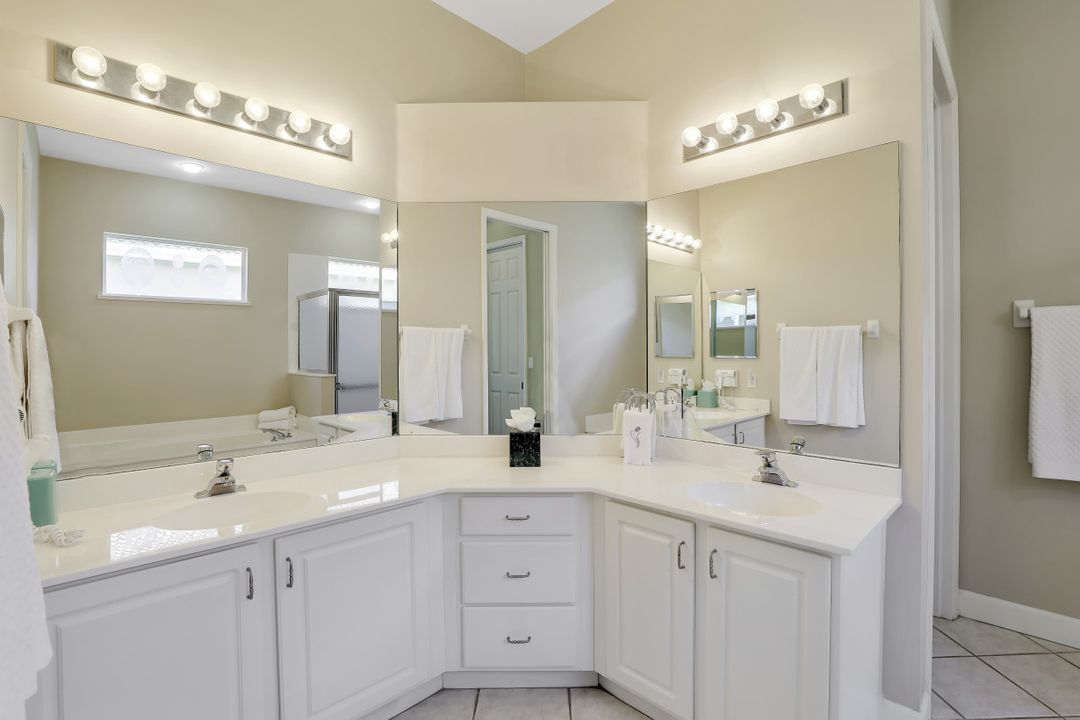 6095 Manchester Pl, Naples, FL 34110