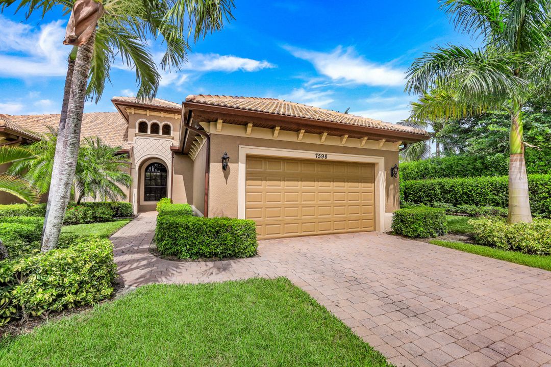 7598 Moorgate Point Way, Naples, FL 34113