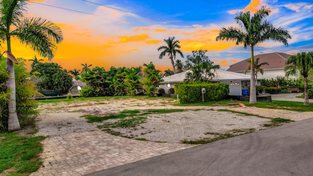 2180 Snook Dr, Naples, FL 34102