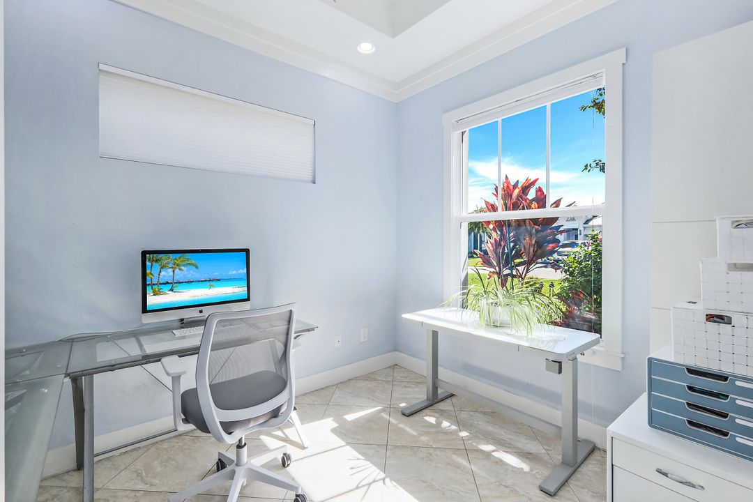 721 93rd Ave N, Naples, FL 34108