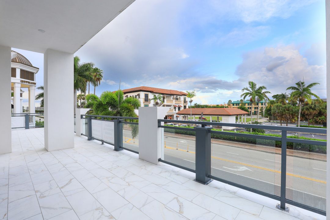 875 6th Ave S, Naples, FL 34102