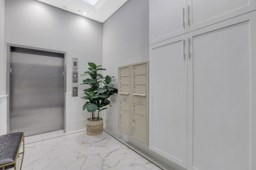 875 6th Ave S, Naples, FL 34102