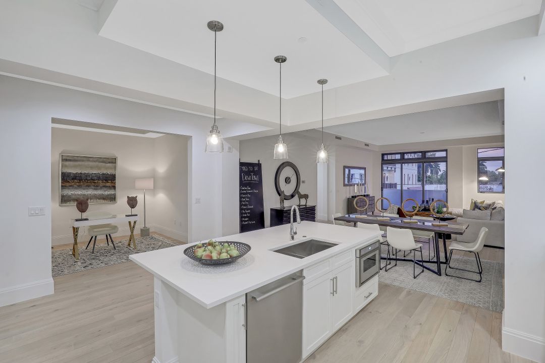 875 6th Ave S, Naples, FL 34102