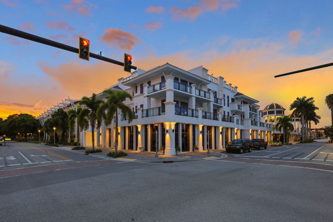 875 6th Ave S, Naples, FL 34102