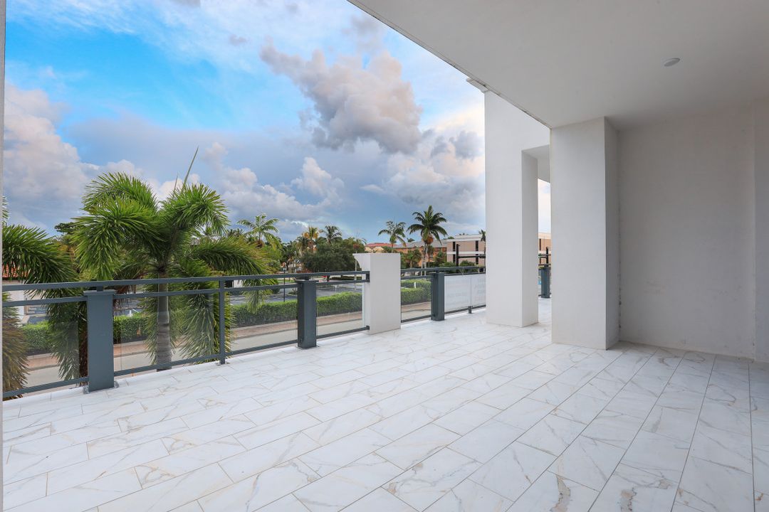 875 6th Ave S, Naples, FL 34102