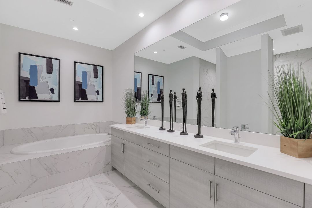 875 6th Ave S, Naples, FL 34102