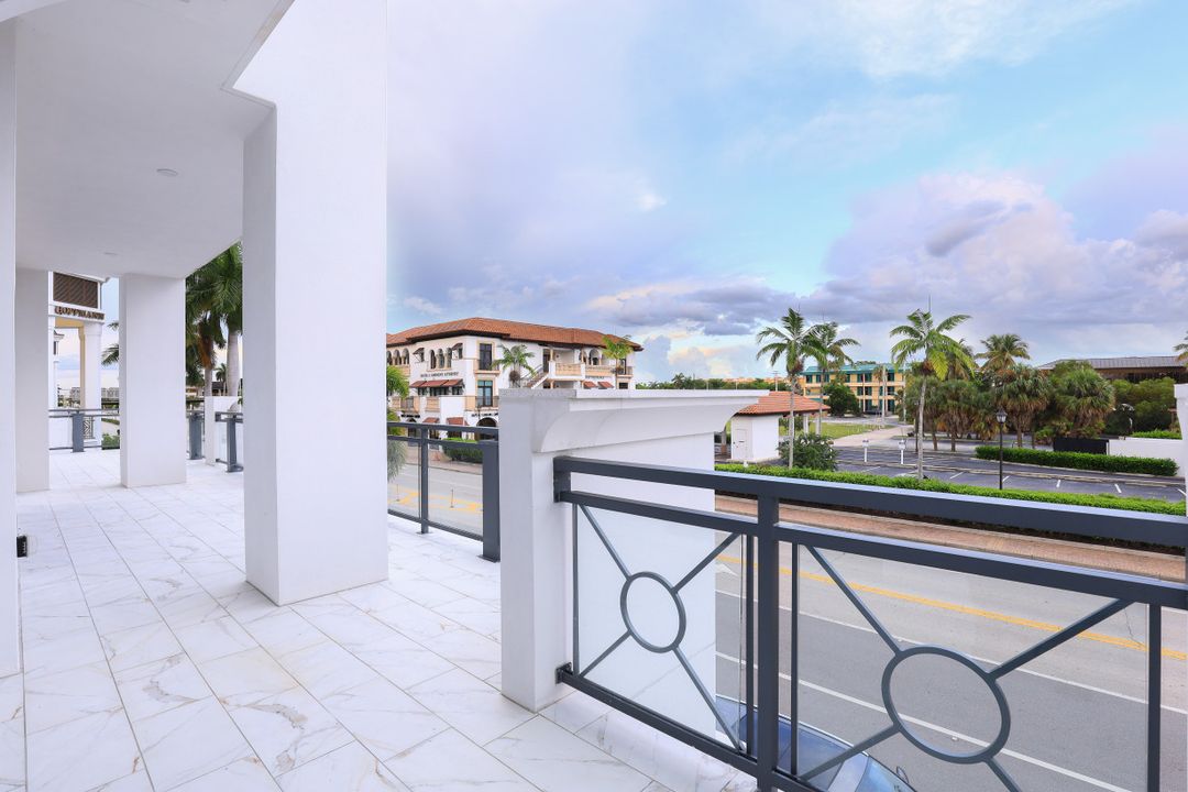875 6th Ave S, Naples, FL 34102