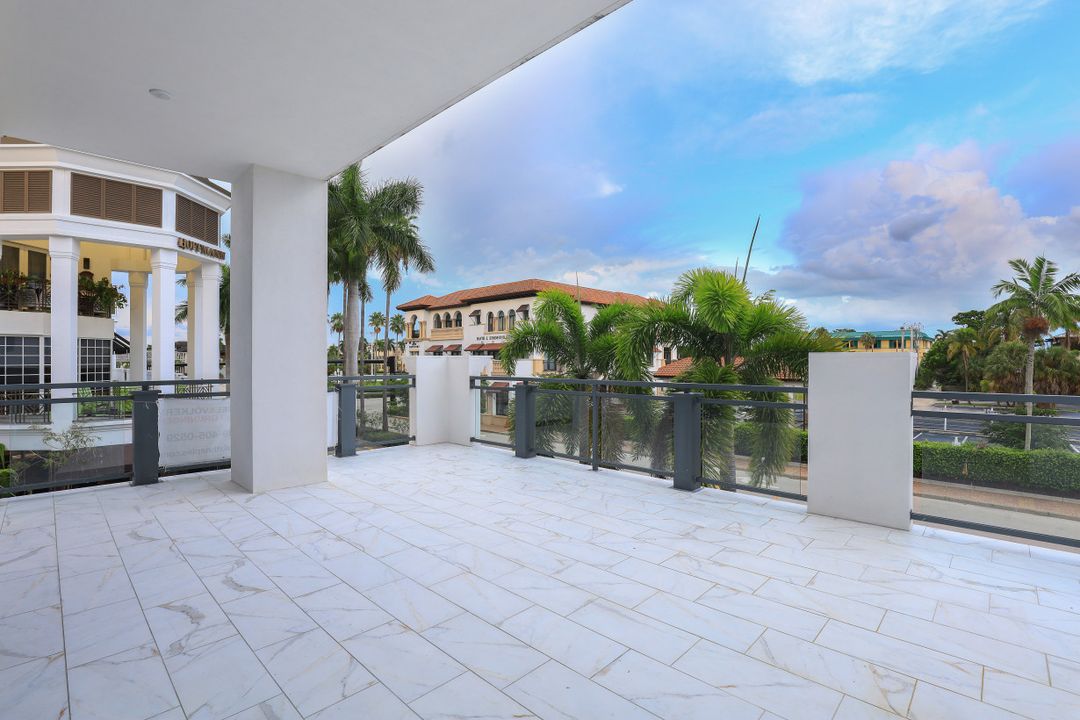 875 6th Ave S, Naples, FL 34102