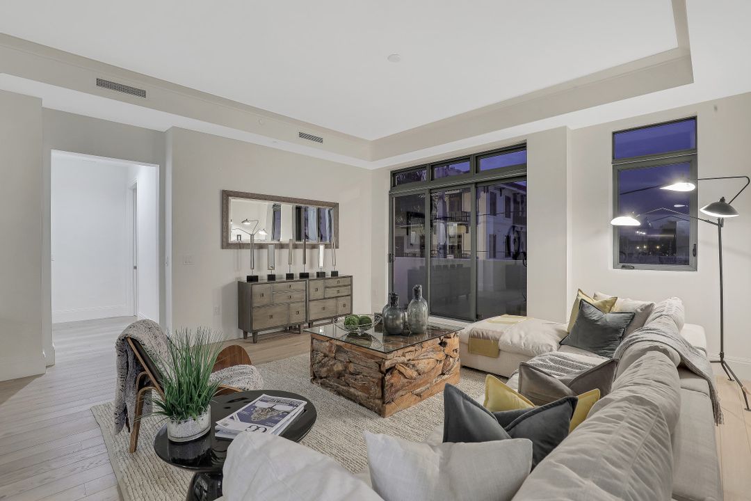 875 6th Ave S, Naples, FL 34102