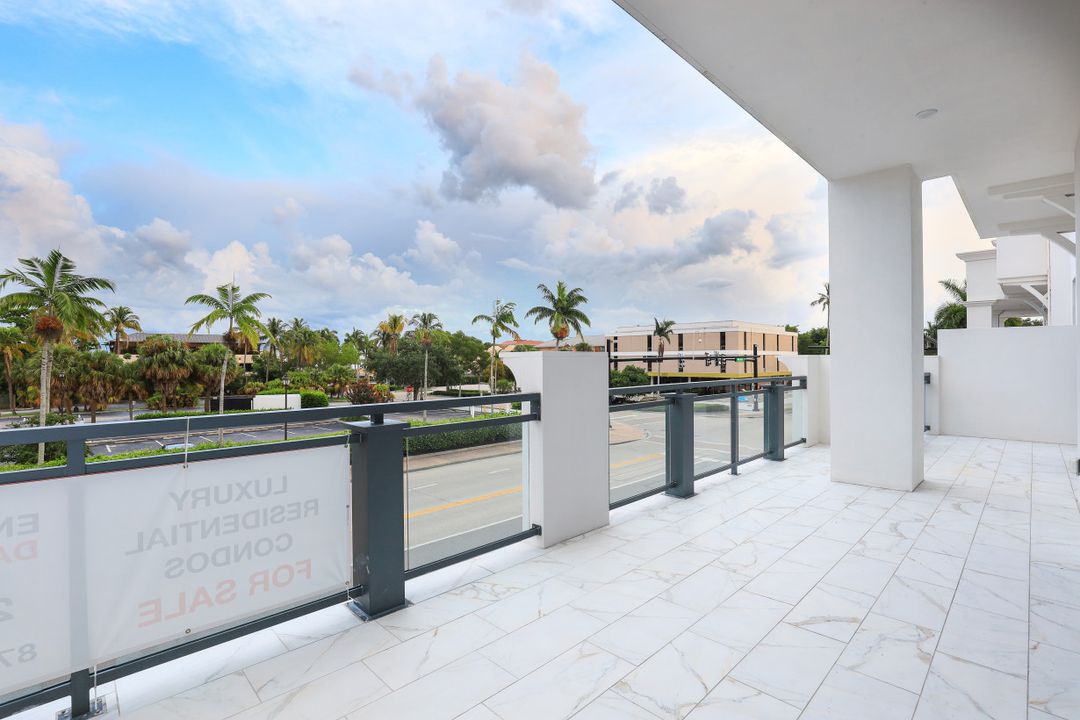 875 6th Ave S, Naples, FL 34102