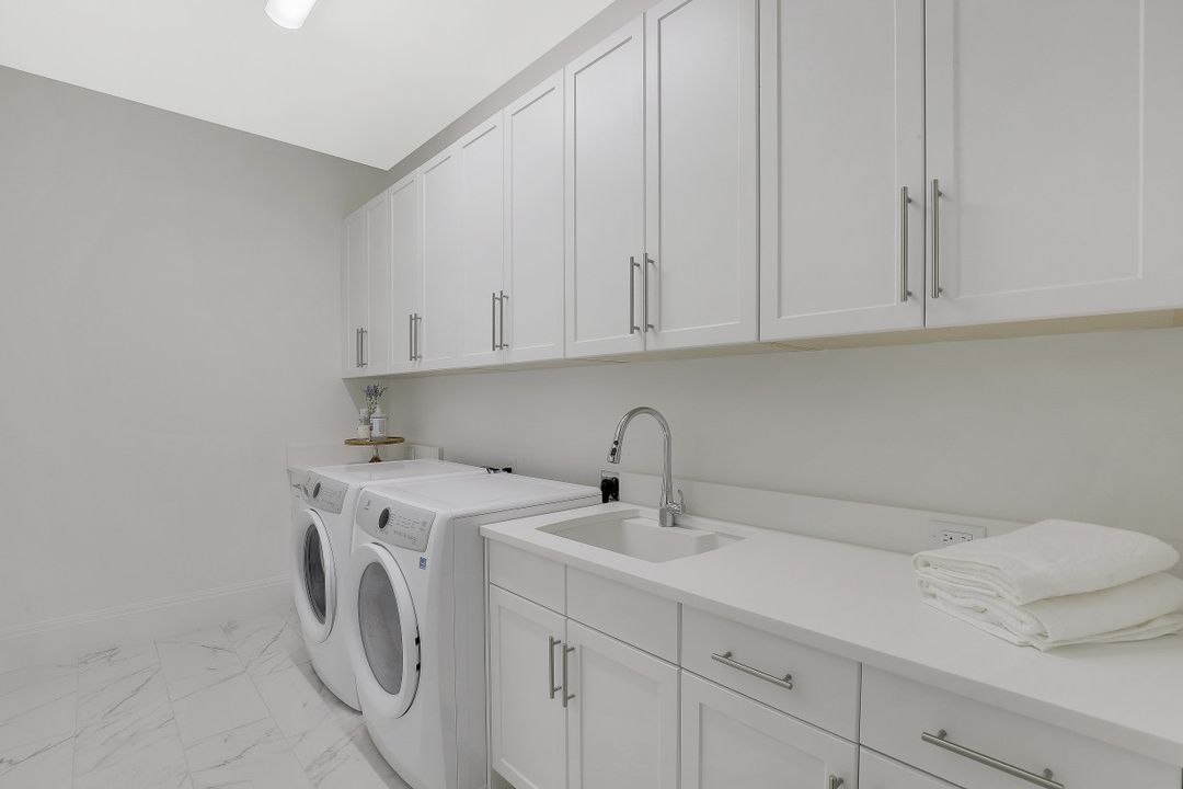 875 6th Ave S, Naples, FL 34102