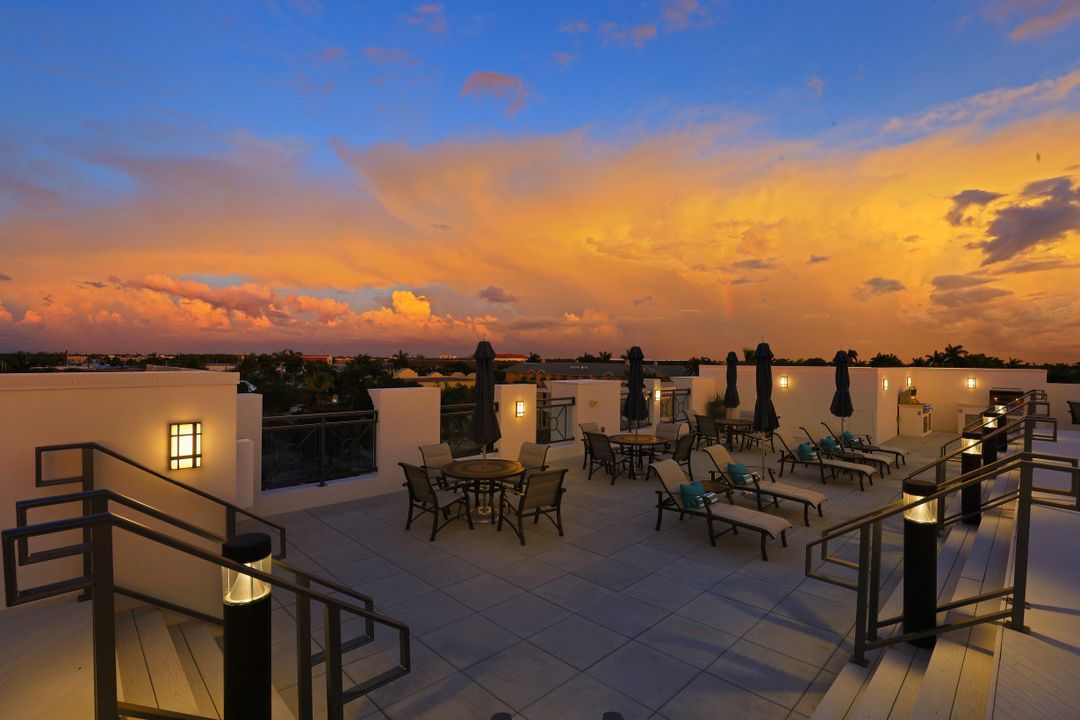 875 6th Ave S, Naples, FL 34102