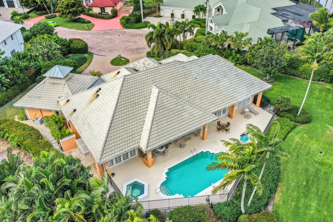 692 Ardmore Ln, Naples, FL 34108