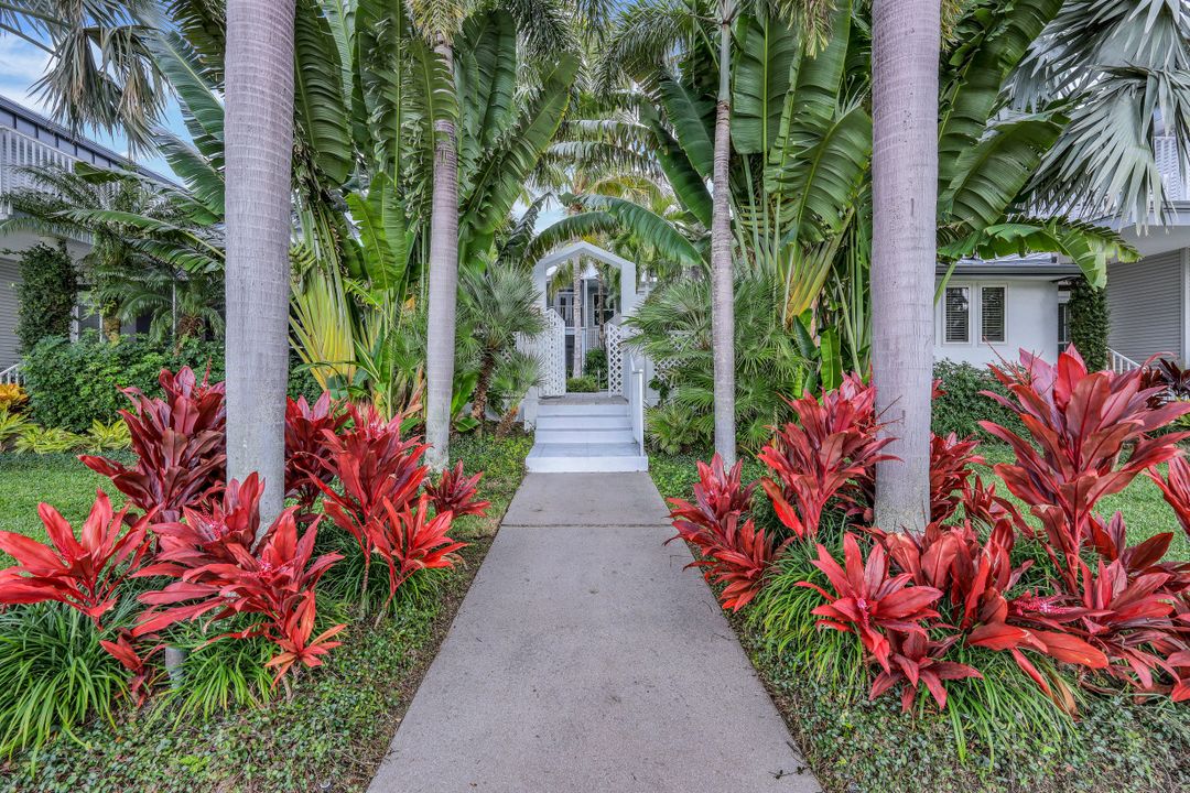 359 2nd St S, Naples, FL 34102