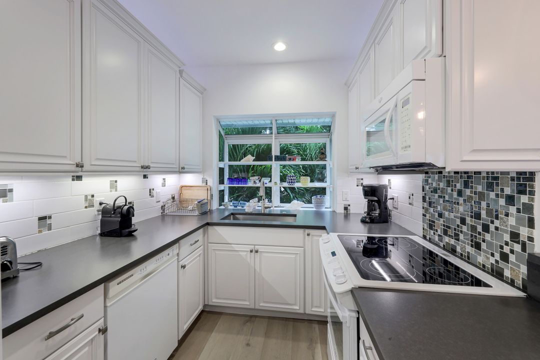 359 2nd St S, Naples, FL 34102