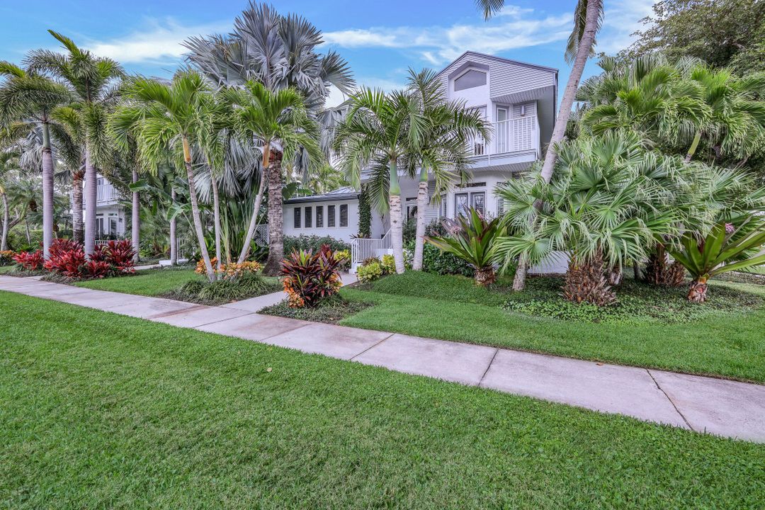 359 2nd St S, Naples, FL 34102