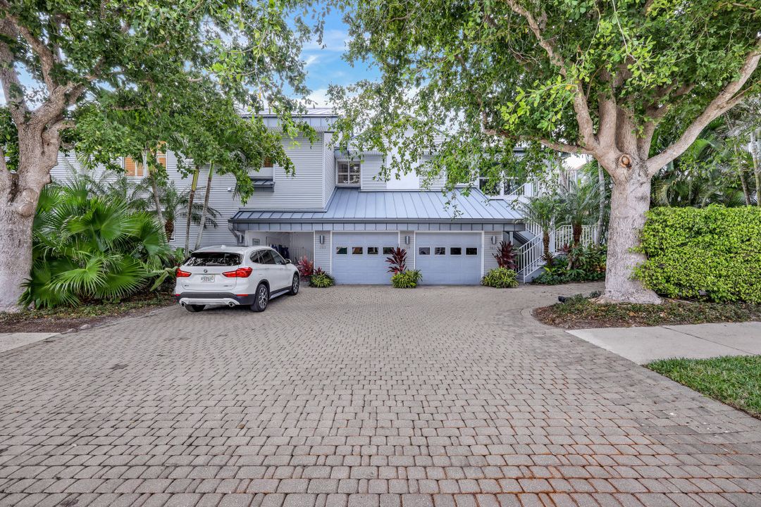 359 2nd St S, Naples, FL 34102